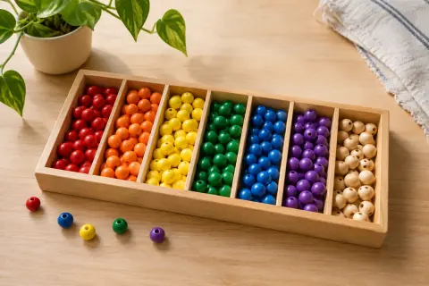 Plateau de perles colorées triées en colonnes