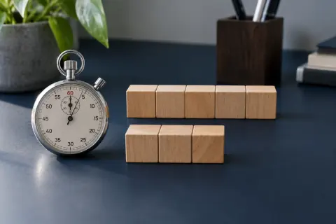 Chronomètre et rangées de blocs en bois